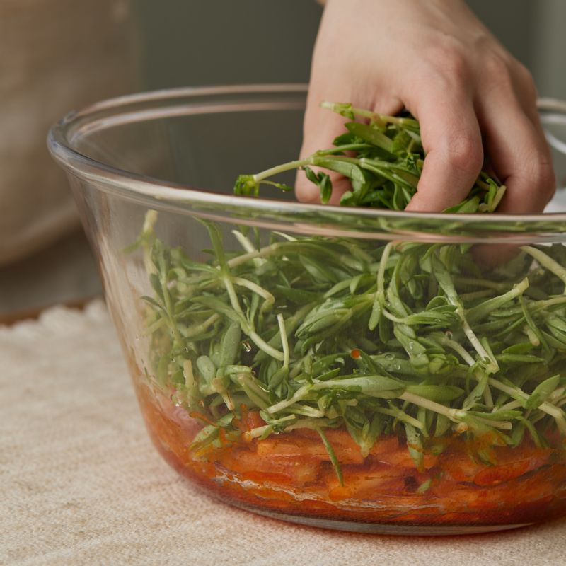 사과에 양념을 넣고 가볍게 무친 후 돌나물을 넣고 가볍게 섞어주세요. 
(tip. 돌나물은 무쳐두면 물기가 생기고 식감이 물러지니 샐러드처럼 먹기 직전 양념에 버무려 내는 것이 좋아요)