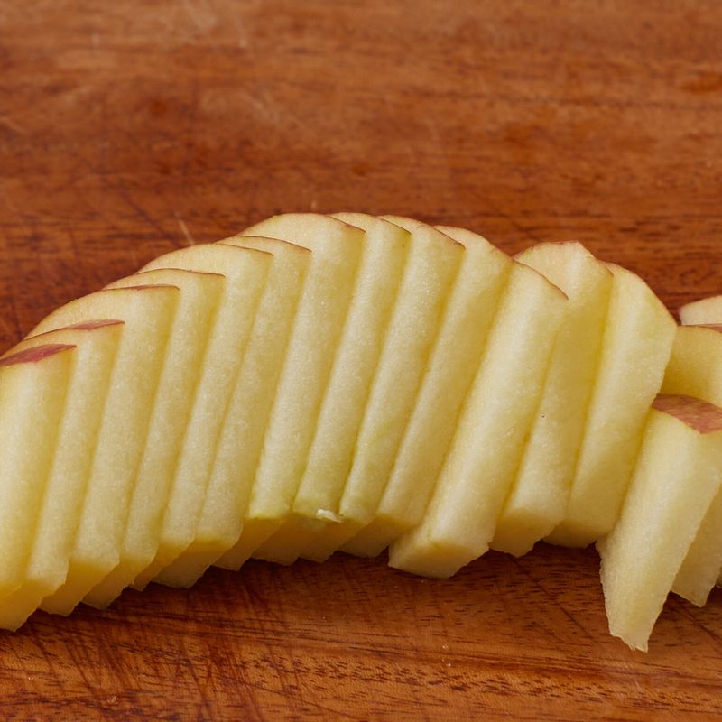 사과는 껍질째 깨끗이 씻어 8등분 하고 씨를 제거한 후 나박 썰어주세요.