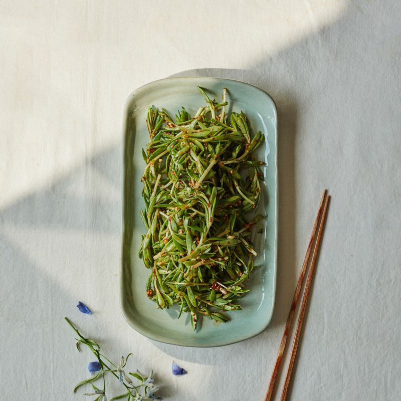 접시에 담고 통깨를 뿌려 맛있게 즐겨주세요.