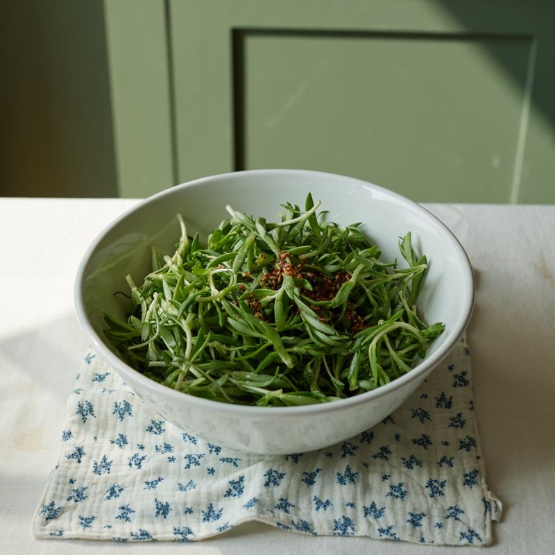 돌나물에 양념을 넣고 가볍게 무쳐주세요.
(tip. 돌나물은 무쳐 두면 물기가 생기고 식감이 물러지니 샐러드처럼 먹기 직전 양념에 버무려 내는 것이 좋아요)