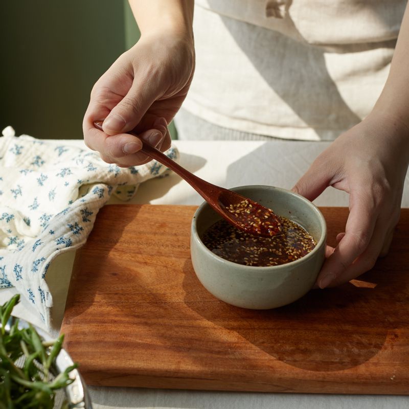 볼에 양념 재료를 넣고 섞어주세요.