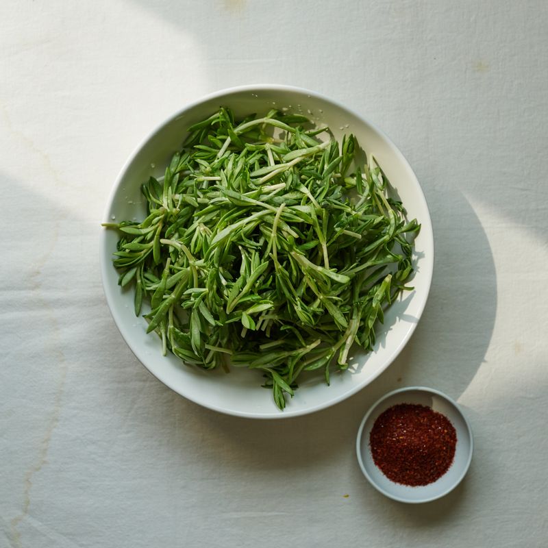 돌나물 무침을 위한 재료 이미지로 돌나물 등으로 구성 되어있습니다.