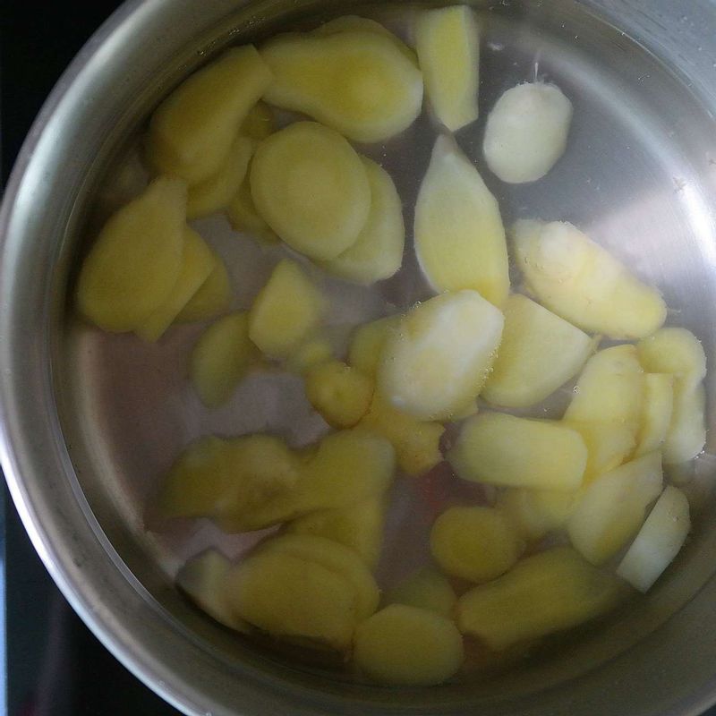 냄비에 물 8컵과 생강을 함께 강불로 가열하다 끓어오르면 중불로 줄인 후 30분간 더 끓여주세요.