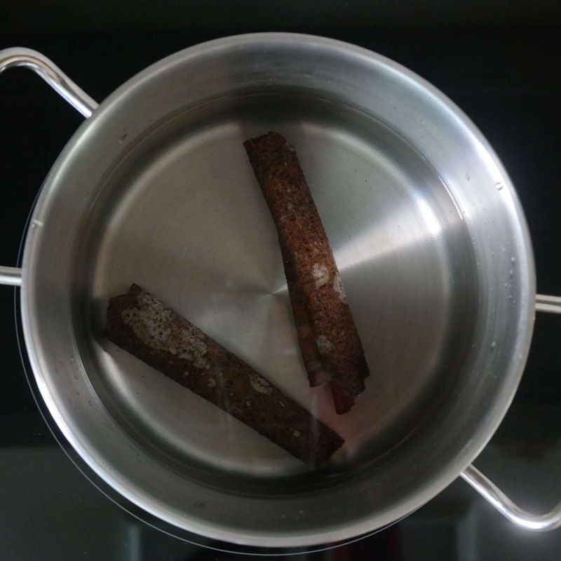 냄비에 계피와 물 8컵을 넣어 강불로 끓이다가 중불로 줄여 30분간 더 끓여주세요.