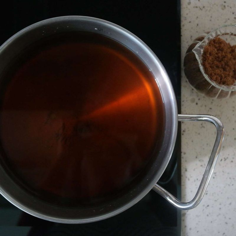 큰 냄비에 STEP1과 STEP2, 흑설탕을 함께 넣고 설탕이 녹을 때까지 끓인 후 차갑게 식혀주세요.