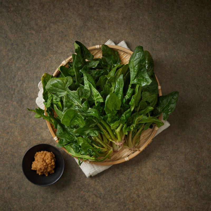 시금치 된장무침을 위한 재료 이미지로 시금치,소금 등으로 구성 되어있습니다.