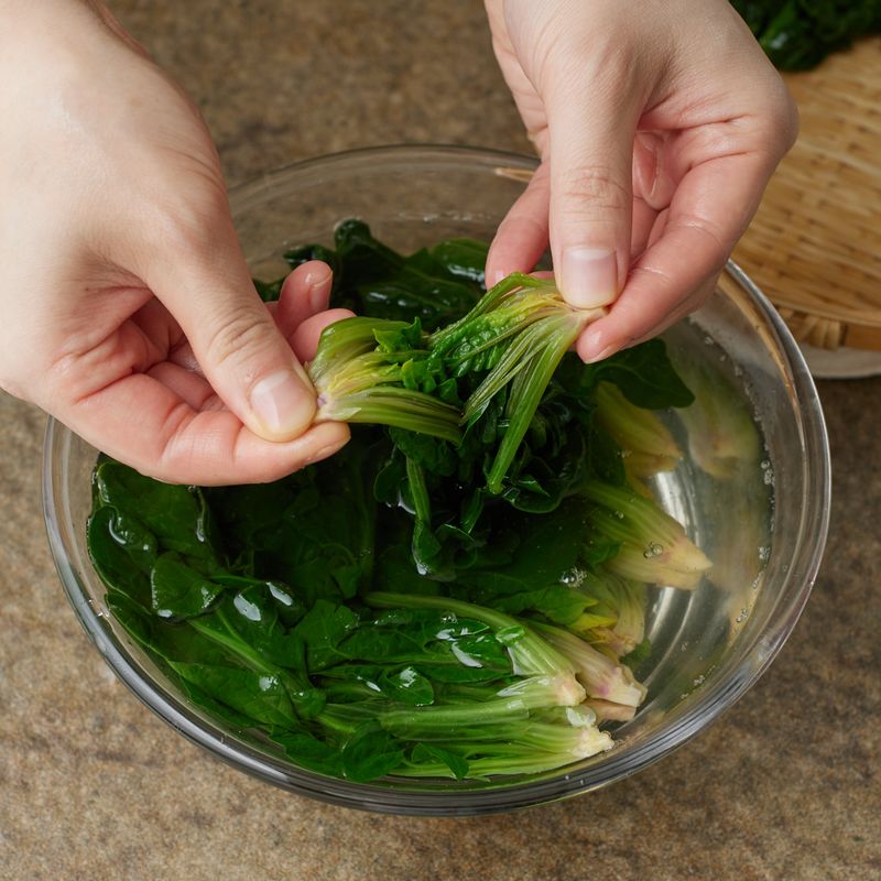 찬물에 담가 2~3번 헹군 후 칼집을 따라 잎을 찢어주세요. 손으로 가볍게 짜서 물기를 제거해주세요.