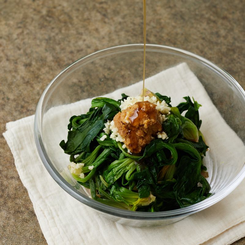 볼에 데친 시금치와 양념을 넣고 조물조물 무쳐주세요.