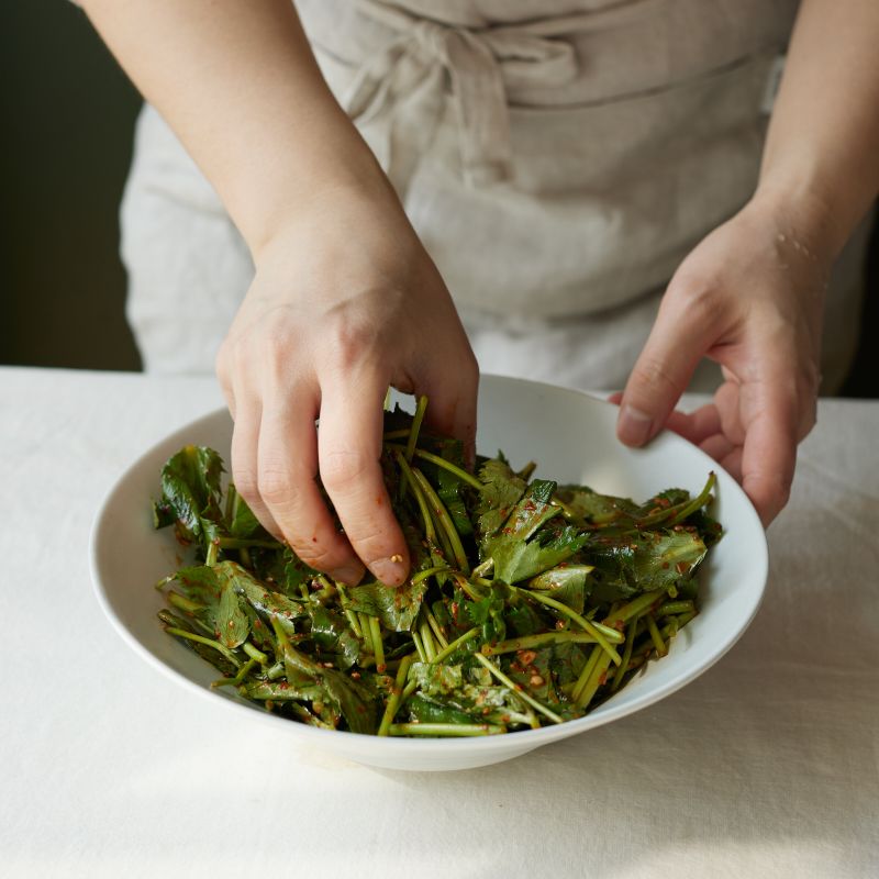 큰 볼에 참나물과 양념을 넣고 버무린 후 통깨와 참기름을 넣고 가볍게 섞어주세요.