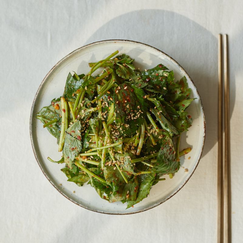 완성된 참나물 겉절이를 접시에 담아 맛있게 즐겨주세요.