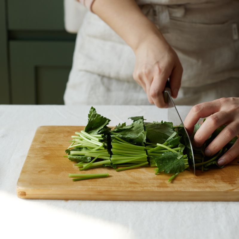참나물은 깨끗이 씻어 3~4cm 길이로 썰어주세요.