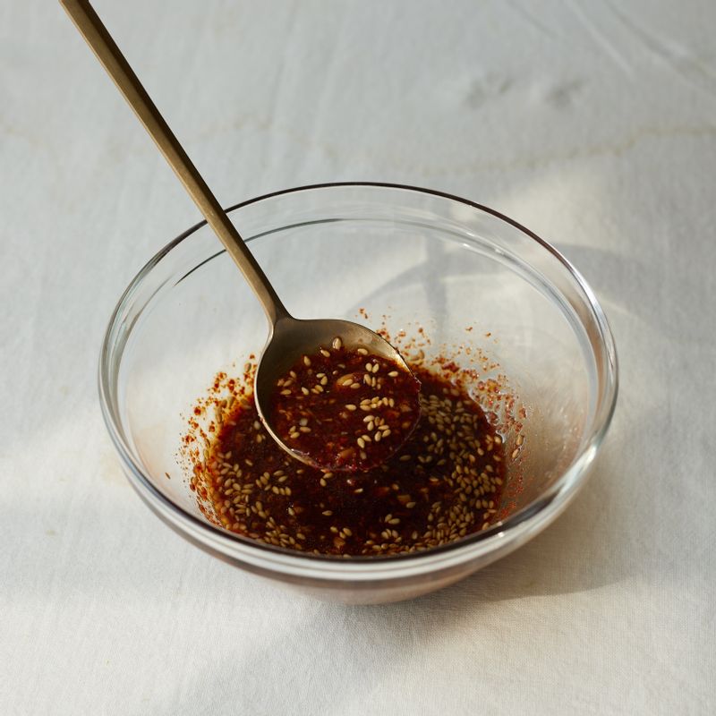 볼에 양념 재료를 넣고 섞어주세요.