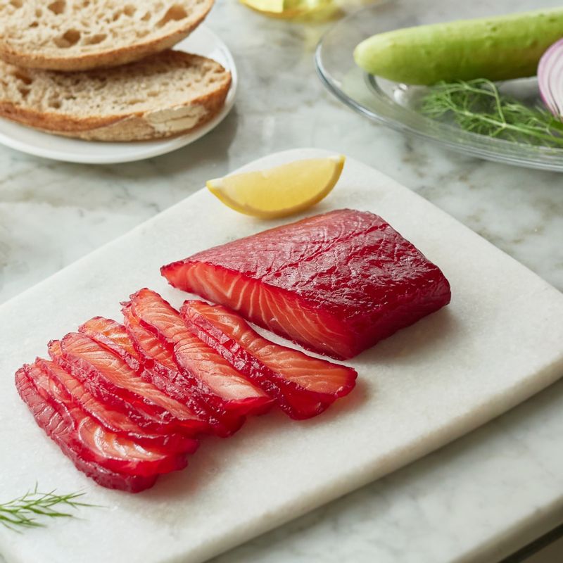 연어 그락브락스 오픈 샌드위치을 위한 재료 이미지로 그라브락스,통밀빵,양파,오이,케이퍼 등으로 구성 되어있습니다.