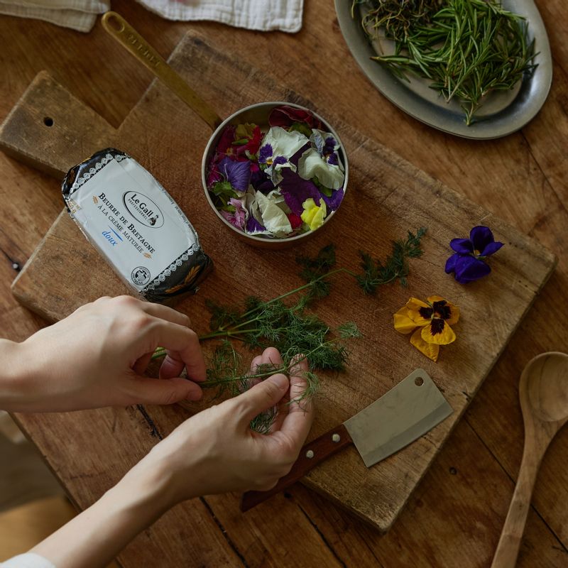 꽃버터을 위한 재료 이미지로 상온 버터(무염),허브(딜, 로즈마리, 타임),식용꽃,종이호일 등으로 구성 되어있습니다.