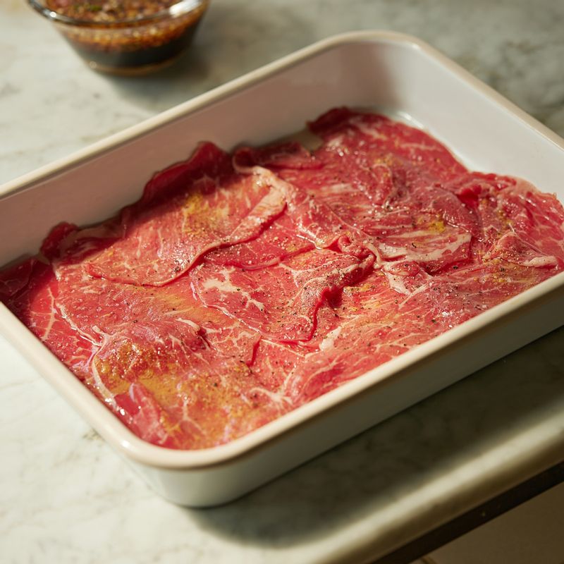 소고기는 키친타월로 핏물을 제거한 후 청주와 생강가루, 소금, 후춧가루를 골고루 뿌려 밑간을 해주세요. 청양고추를 얇게 썰어주세요.