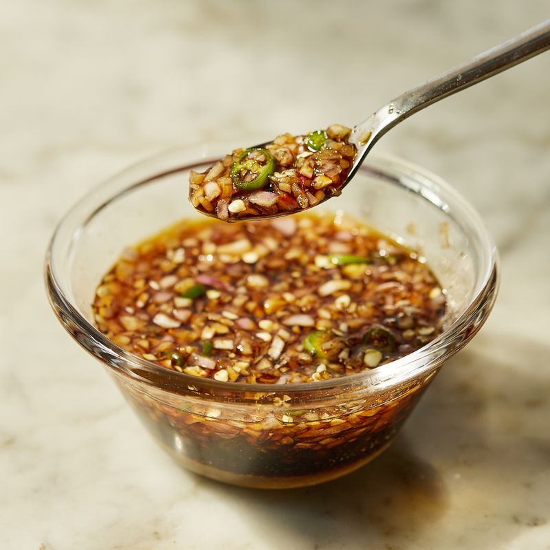 볼에 폰즈 소스 재료를 담아 잘 섞어주세요.