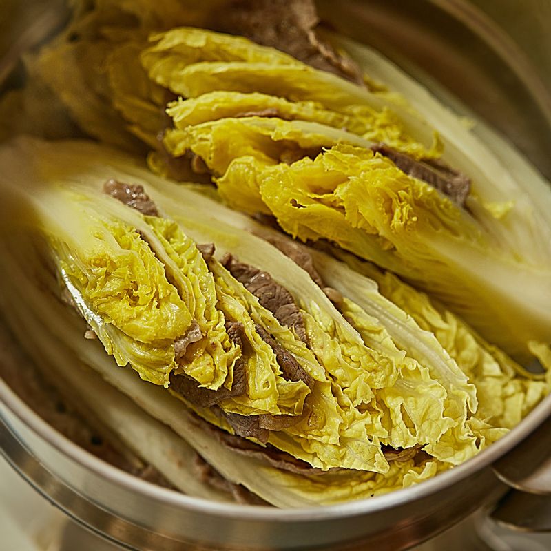 찜기에 김이 오르면 알배추를 넣고 10분 정도 쪄주세요.
(tip. 고기의 두께에 따라 8분~12분 정도 조리시간을 조절해 주세요)