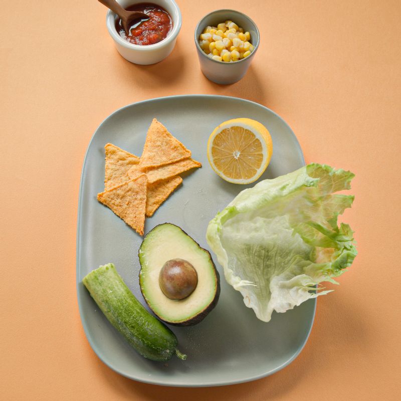 접어먹는 양상추 샌드위치닭을 위한 재료 이미지로 뉴진밸런스 스테이크(체다치즈맛),양상추,아보카도,오이,옥수수콘 등으로 구성 되어있습니다.