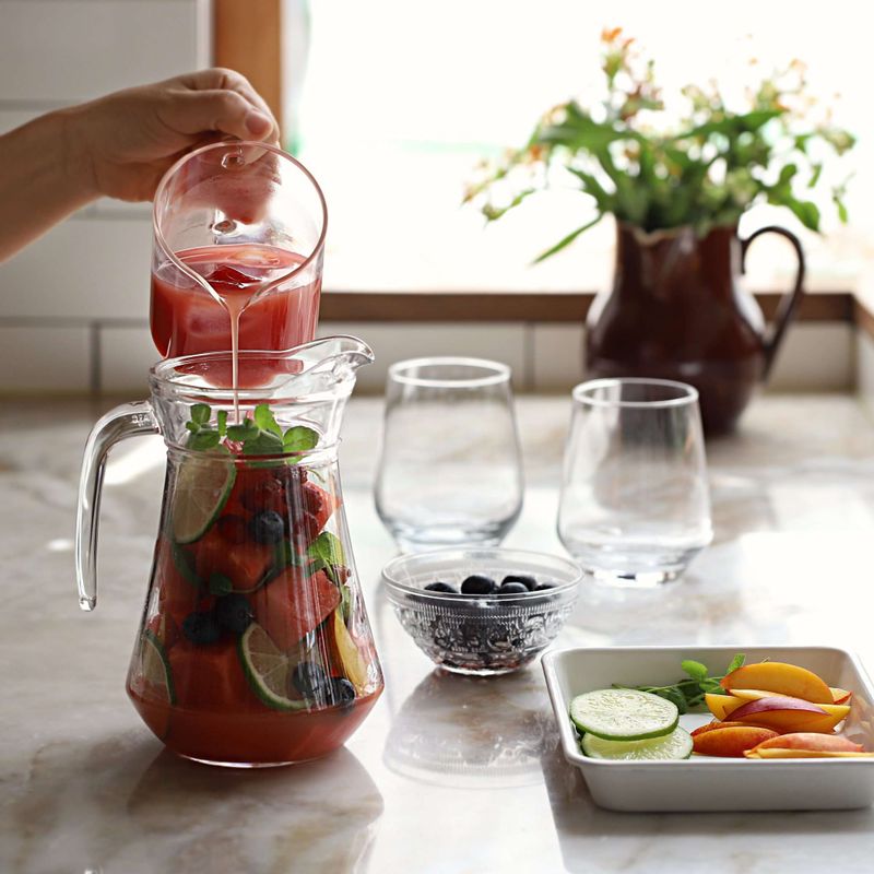 그릇에 수박과 천도복숭아, 산딸기, 블루베리, 라임(생략가능)을 담은 후 차갑게 준비한 수박주스를 붓고 민트잎을 올려주세요.