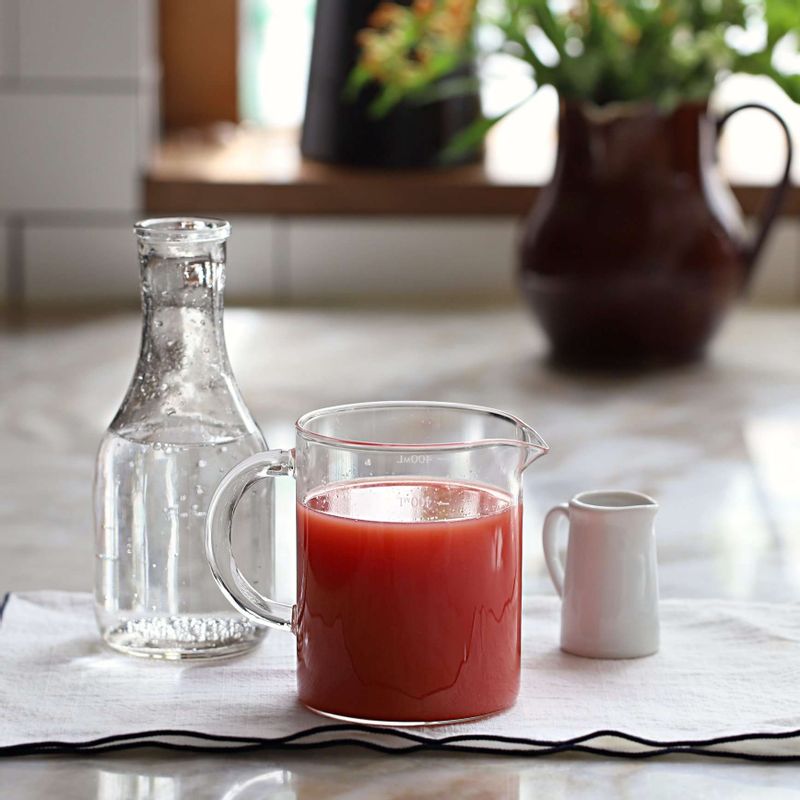 자투리 수박은 씨를 제거하고 곱게 갈아낸 후, 수박주스 재료를 넣어 잘 섞고 냉동고에 넣어 차갑게 준비해주세요.
(기호에 따라 약간의 우유를 넣어주셔도 좋고, 수박의 당도에 따라 올리고당을 가감해주세요)