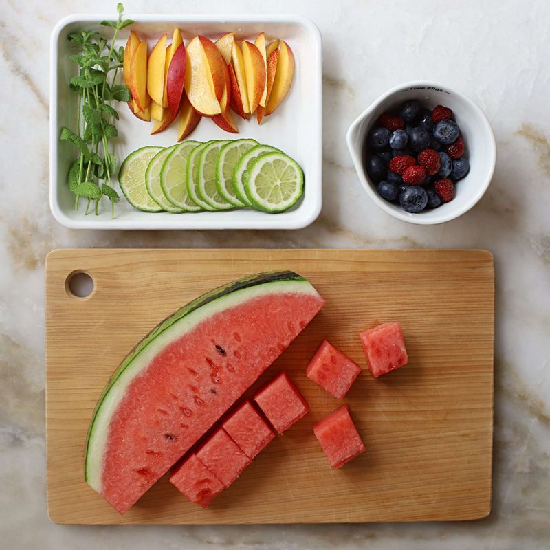 수박과 천도복숭아는 한 입 크기로 썰고, 라임은 링으로 썰어주세요. 산딸기와 블루베리는 깨끗이 씻어 물기를 빼주세요.