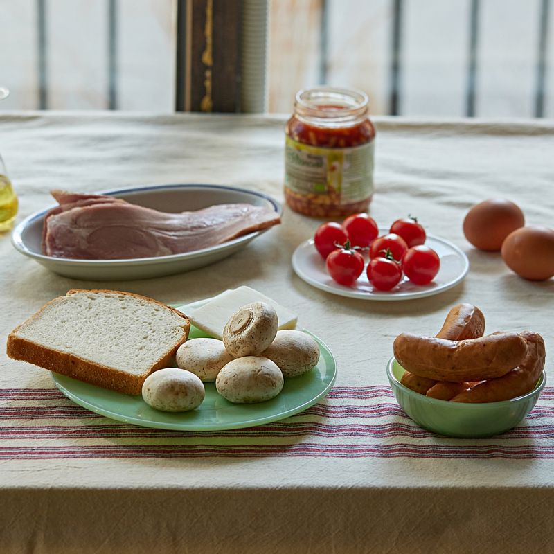 잉글리쉬 브렉퍼스트을 위한 재료 이미지로 소시지,양송이 버섯,방울토마토,베이컨,달걀 등으로 구성 되어있습니다.