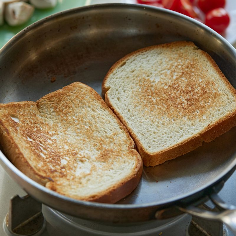 팬에 식빵을 구운 후 반으로 썰어 준비해 주세요.
(tip. 식빵 대신 사워도우 또는 모닝빵으로 대체해도 좋아요)