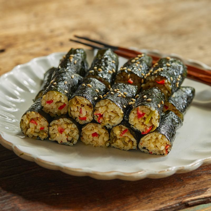 땡초 김밥을 먹기 좋은 크기로 잘라 마요네즈를 곁들여 맛있게 즐겨주세요.