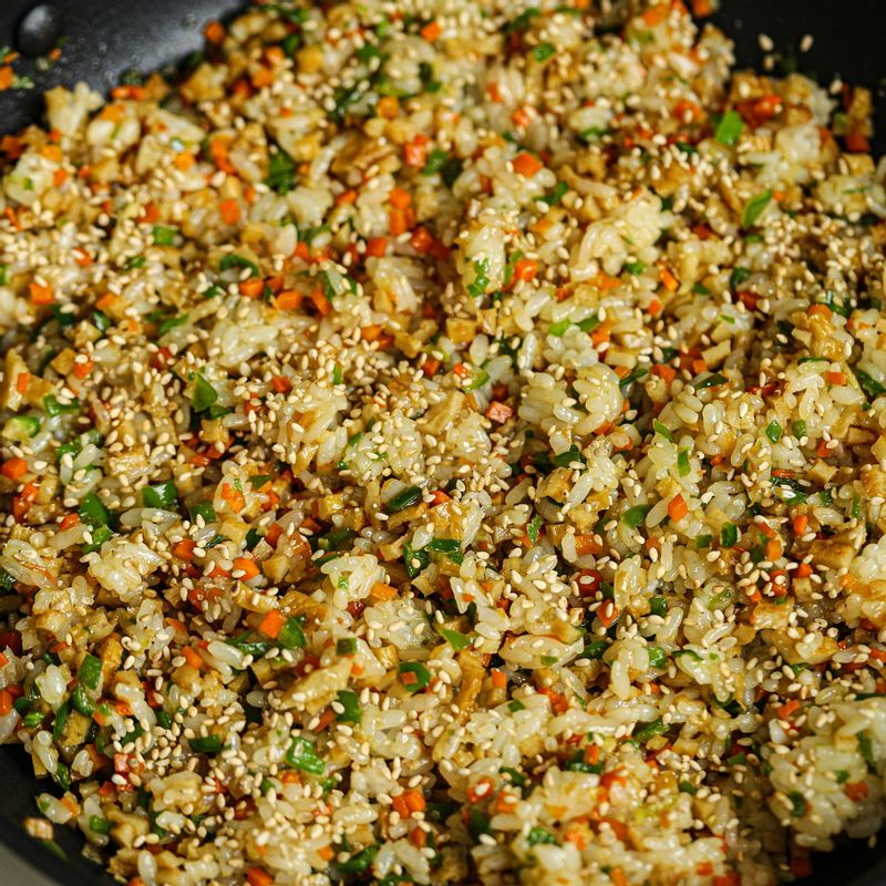 볼에 땡초장과 밥, 참기름, 통깨를 넣어 섞어주세요.