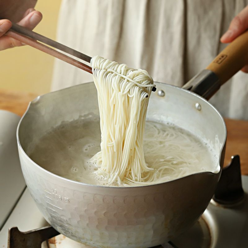 끓는 물에 중면을 펼쳐 넣고, 면끼리 달라붙지 않도록 젓가락으로 저어주세요. 물이 끓어오르면 찬물 반 컵을 3~4회 반복해서 부어 국수를 삶아주세요.