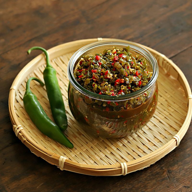 땡초 비빔국수을 위한 재료 이미지로 땡초장,중면(또는 소면),송송 썬 쪽파(생략 가능),통깨,참기름 등으로 구성 되어있습니다.