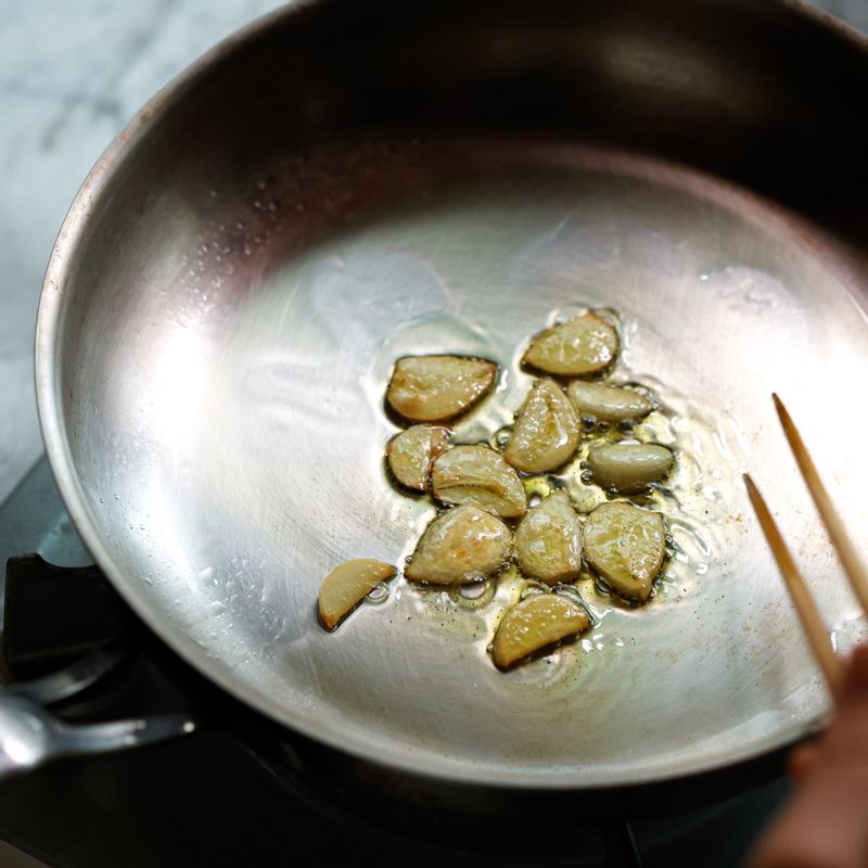 팬에 올리브오일을 두르고 마늘을 구워주세요. 마늘이 노릇하게 익으면 건져내고 케이퍼와 안초비를 넣어 볶아주세요.
(tip. 케이퍼와 안초비를 넣을 때 기름이 튈 수 있으니 불을 잠시 낮추고 조심히 넣어주세요)