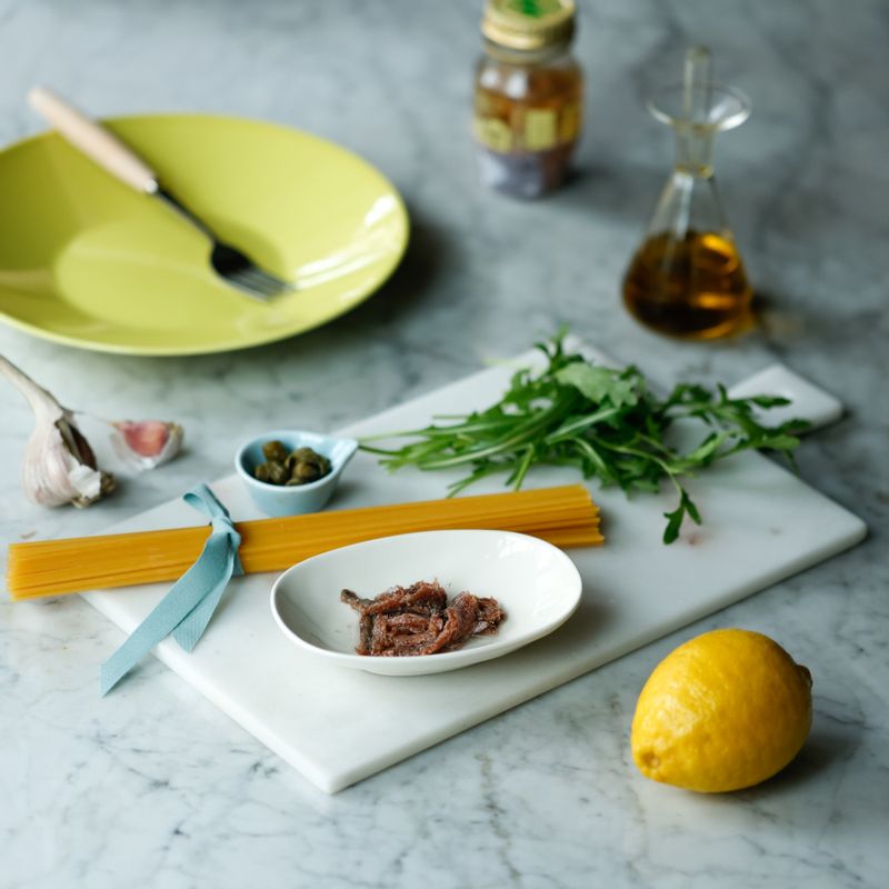 앤초비 파스타을 위한 재료 이미지로 파스타 면,앤초비,케이퍼,마늘,루꼴라 등으로 구성 되어있습니다.