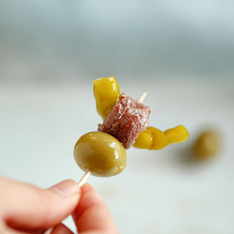 꼬치에 올리브, 안초비, 절임 고추, 올리브 순으로 꽂은 후 올리브오일을 뿌려 주세요.