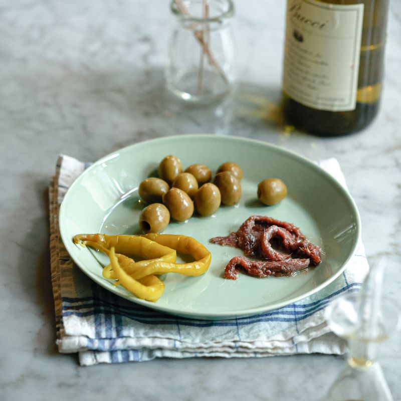 핀초스 힐다을 위한 재료 이미지로 앤초비,절임 고추,올리브,올리브오일,꼬치 등으로 구성 되어있습니다.