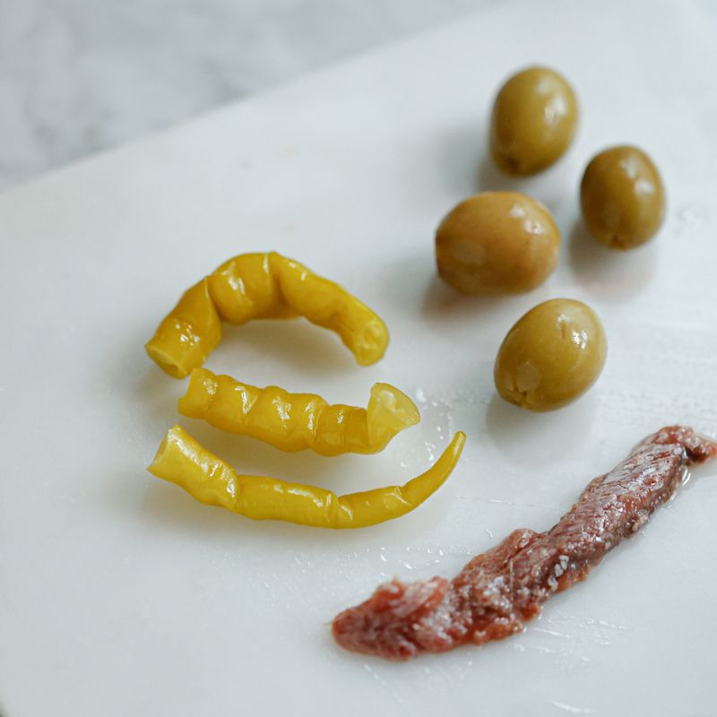 절임 고추는 먹기 좋게 썰어주세요.