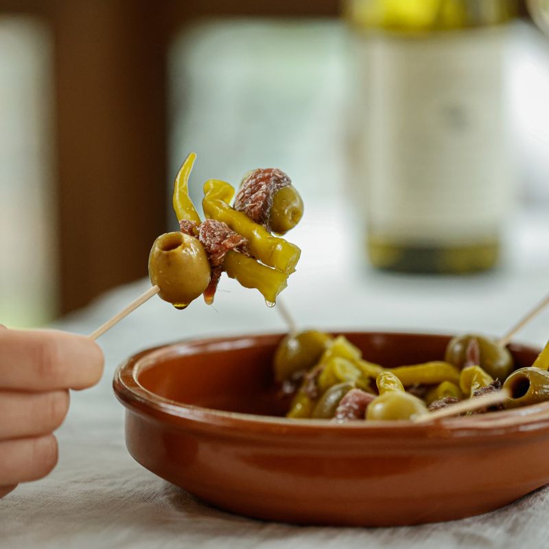 완성된 힐다를 그릇에 놓고 와인과 함께 즐겨주세요.
(tip. 염도가 높은 편이라 빵을 함께 곁들여 먹으면 좋아요)