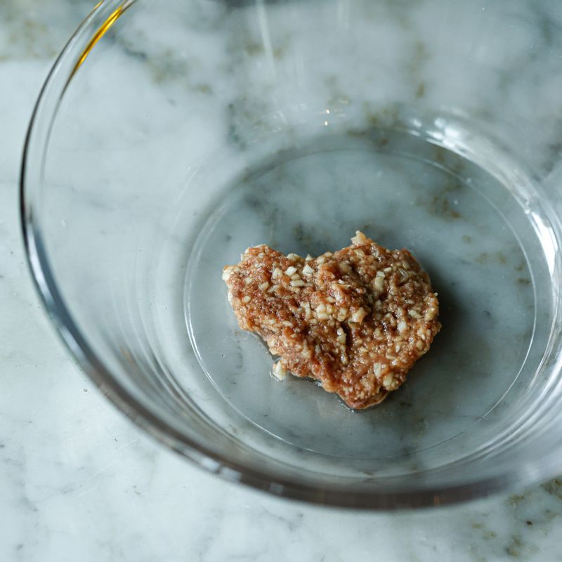 볼에 다진 안초비와 마늘, 달걀노른자, 소금, 레몬즙, 머스터드, 파르미지아노 레지아노 치즈, 소금, 후춧가루를 넣어 골고루 섞어주세요. 올리브오일을 조금씩 넣어가며 부드러운 드레싱의 질감이 될 때까지 섞어주세요.
(tip. 올리브오일을 넣을 때 드레싱이 분리되지 않도록 천천히 넣어주세요)