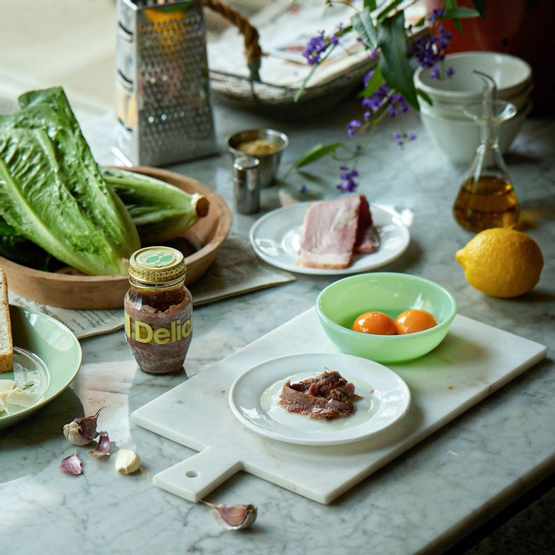 시저샐러드을 위한 재료 이미지로 로메인,식빵,베이컨,파르미지아노 레지아노 치즈,올리브오일 등으로 구성 되어있습니다.