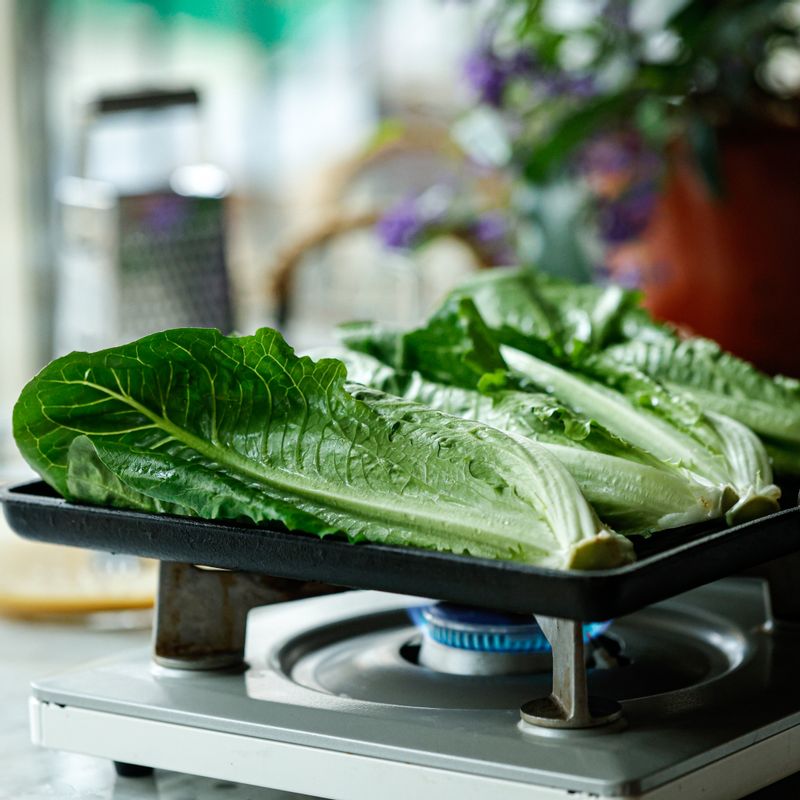 센 불로 달군 그릴팬에 로메인을 살짝 구워주세요.
(tip. 아삭한 식감이 좋다면 이 과정은 생략해도 좋아요)