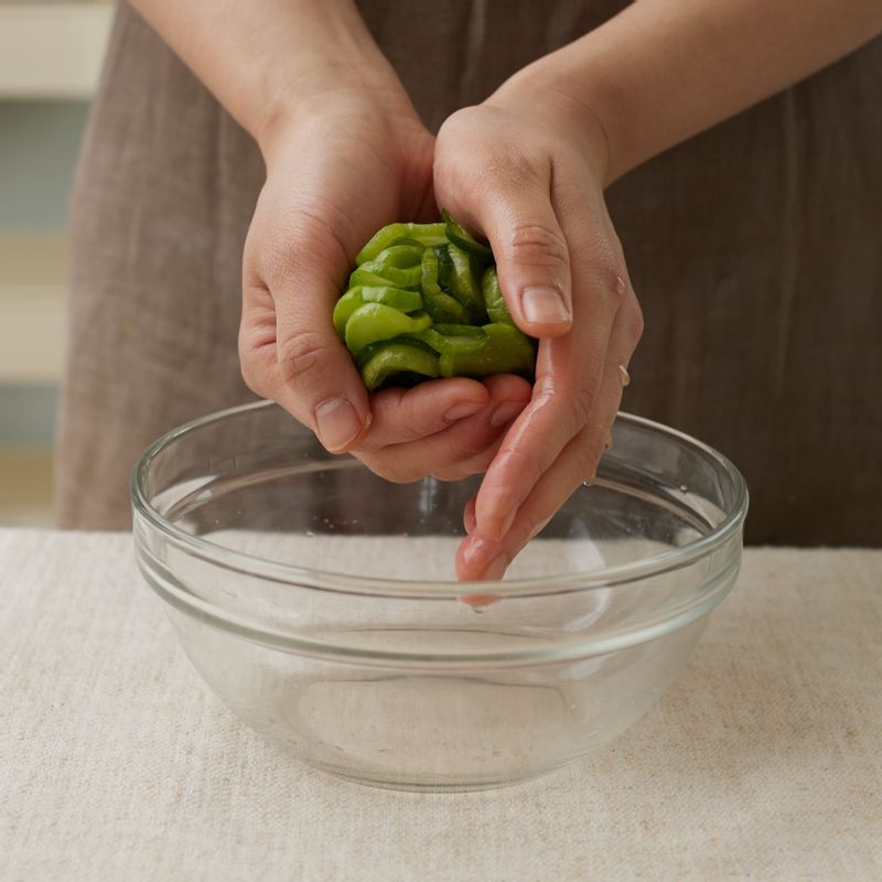 절인 오이를 흐르는 물로 씻어낸 후 손으로 꽉 짜서 물기를 제거해 주세요.