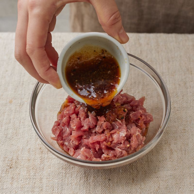 볼에 돼지고기와 양념 재료를 넣어 골고루 섞어주세요.