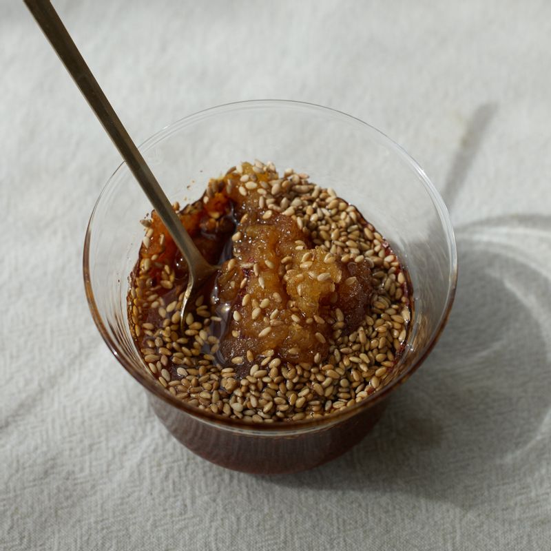 볼에 양념 재료를 넣어 섞어주세요.