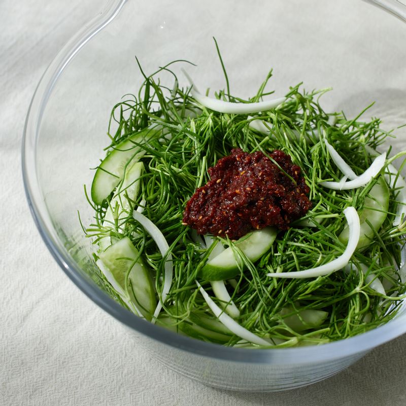 큰 볼에 세발나물, 양파, 오이, 양념 재료를 넣어 버무려주세요.