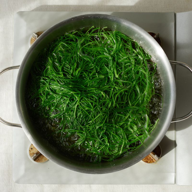 끓는 물에 소금을 넣은 후 끓으면 세발나물을 넣어 30초 정도 데친 후 찬물에 헹궈주세요.