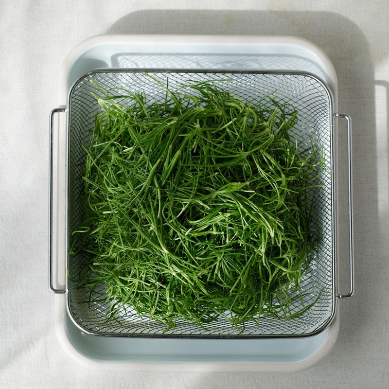 세발나물은 깨끗이 씻어 체에 밭쳐 물기를 빼주세요.
(tip. 식초를 넣은 물에 헹구면 더욱 깨끗하게 헹굴 수 있답니다)