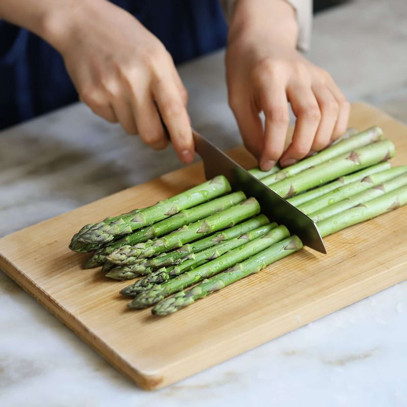 아스파라거스는 밑동을 잘라내고, 두꺼운 부분은 필러로 벗겨낸 후 반으로 썰어주세요.
(tip. 아스파라거스의 두꺼운 부분을 필러로 벗겨내면 부드러운 식감의 아스파라거스를 즐기실 수 있어요.)