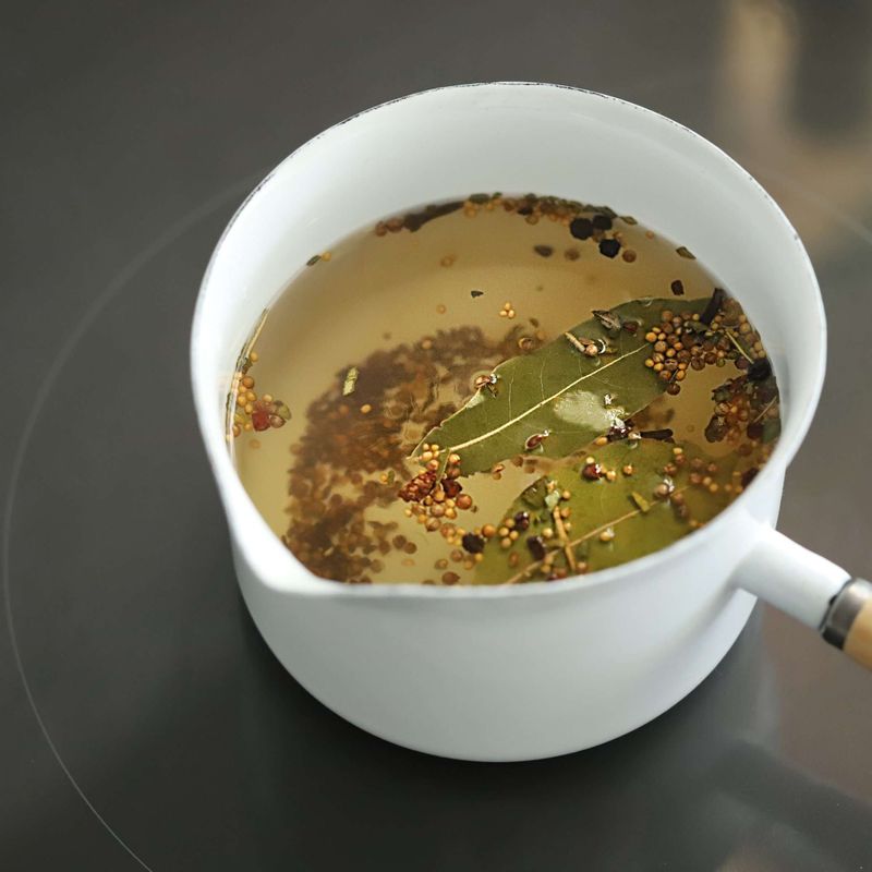 냄비에 피클주스 재료를 넣고 중간불에서 설탕이 녹을 때까지 끓여주세요.