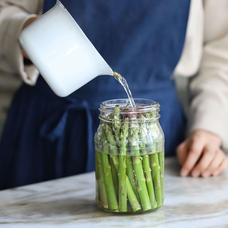 피클주스를 붓고 한 김 식힌 후, 뚜껑을 닫아 반나절 정도 실온에 보관해주세요.