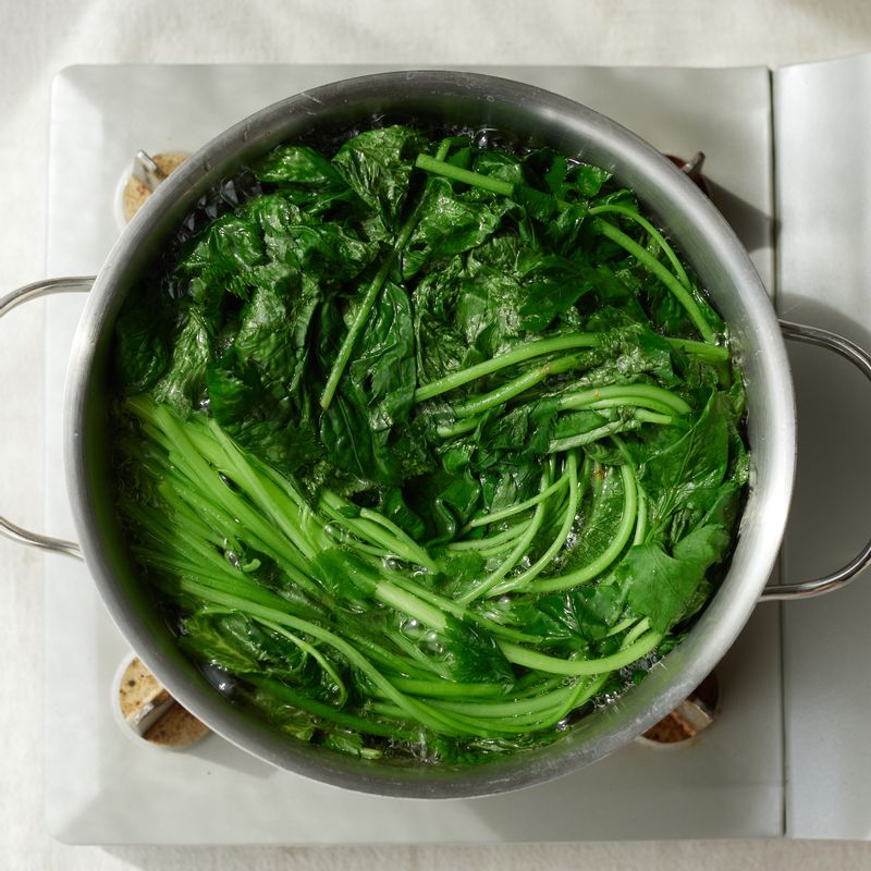 참나물은 물에 흔들어 가며 씻은 후 끓는 물에 소금 약간을 넣고 30초간 데쳐주세요.